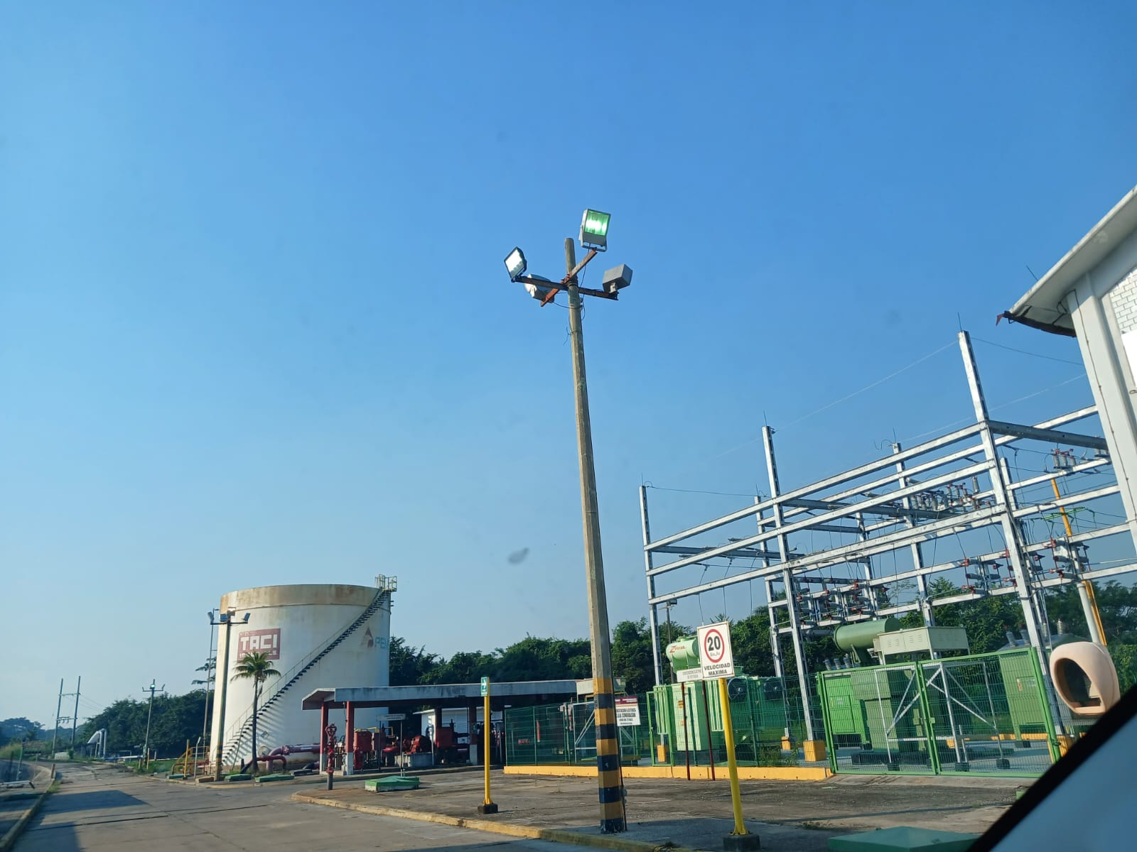 Poste alumbrado exterior planta