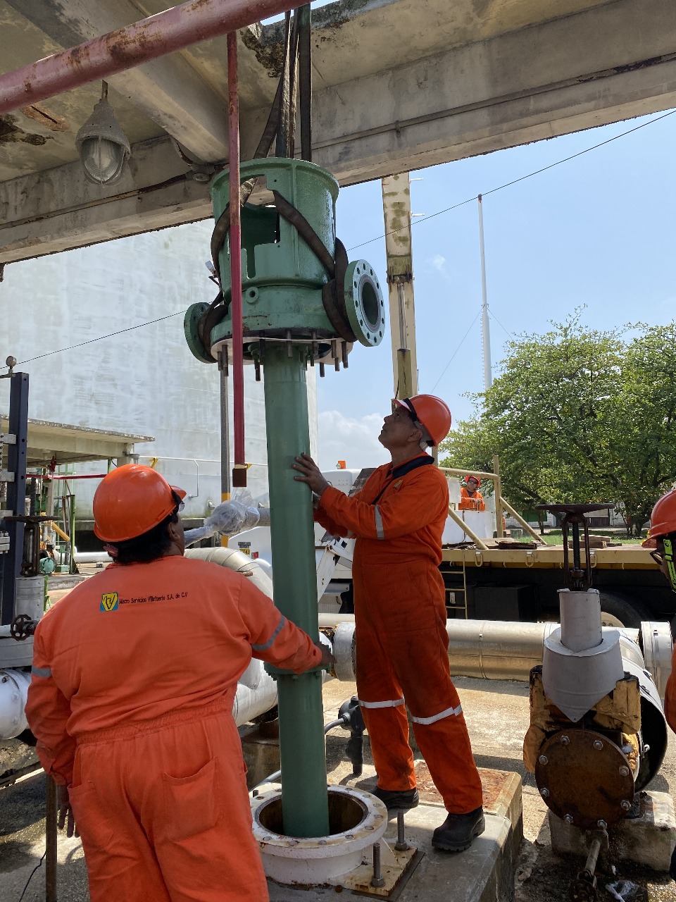 Montaje de bomba vertical con cuadrilla Maservisa