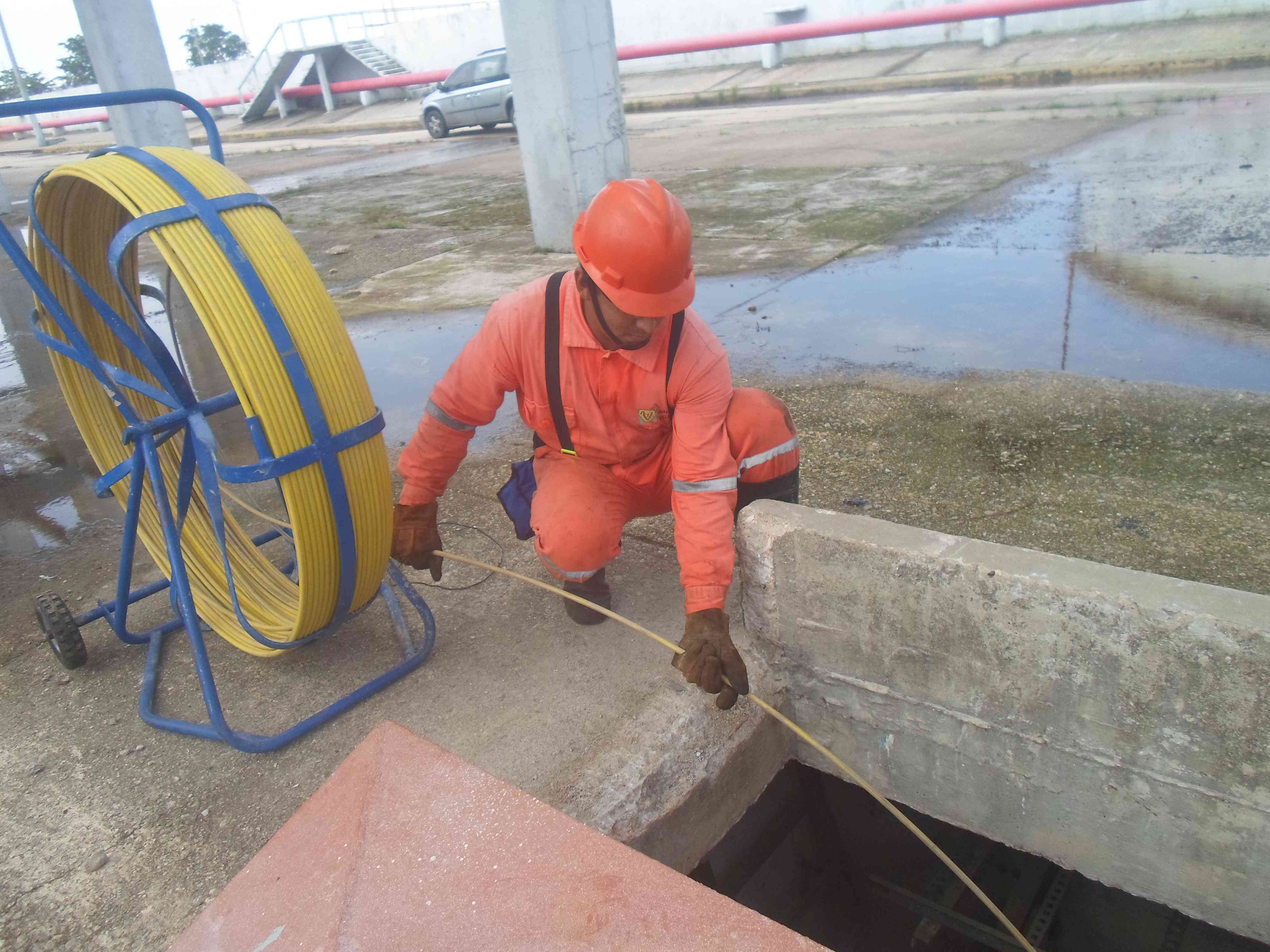 Instalación pasacables en canaleta