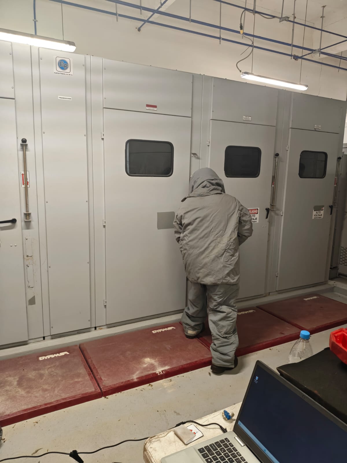 Trabajo en alta tensión con traje arc-flash