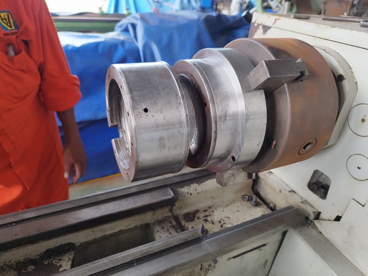 Torneado de carcasa de bomba