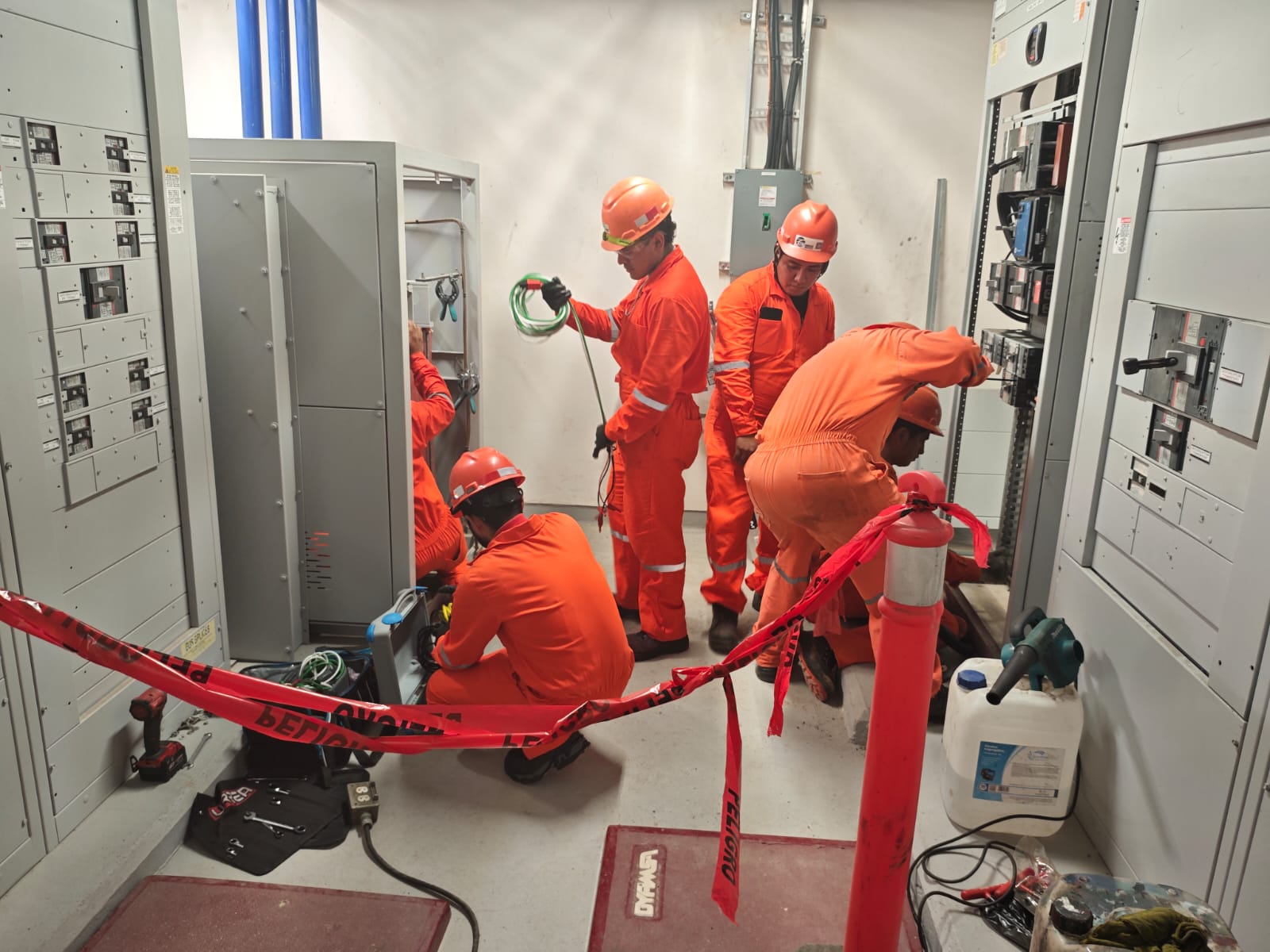 Cuadrilla en sala eléctrica hospitalaria