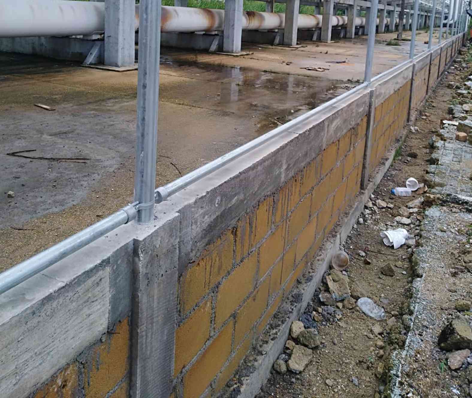 Construcción de muro perimetral con soporte de tubería