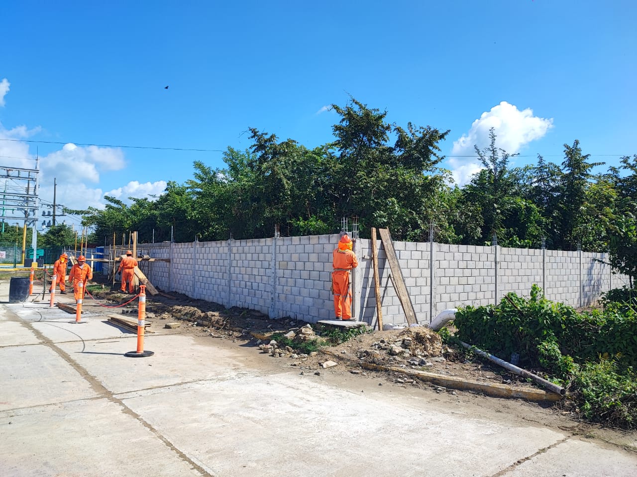 Levantamiento de barda perimetral