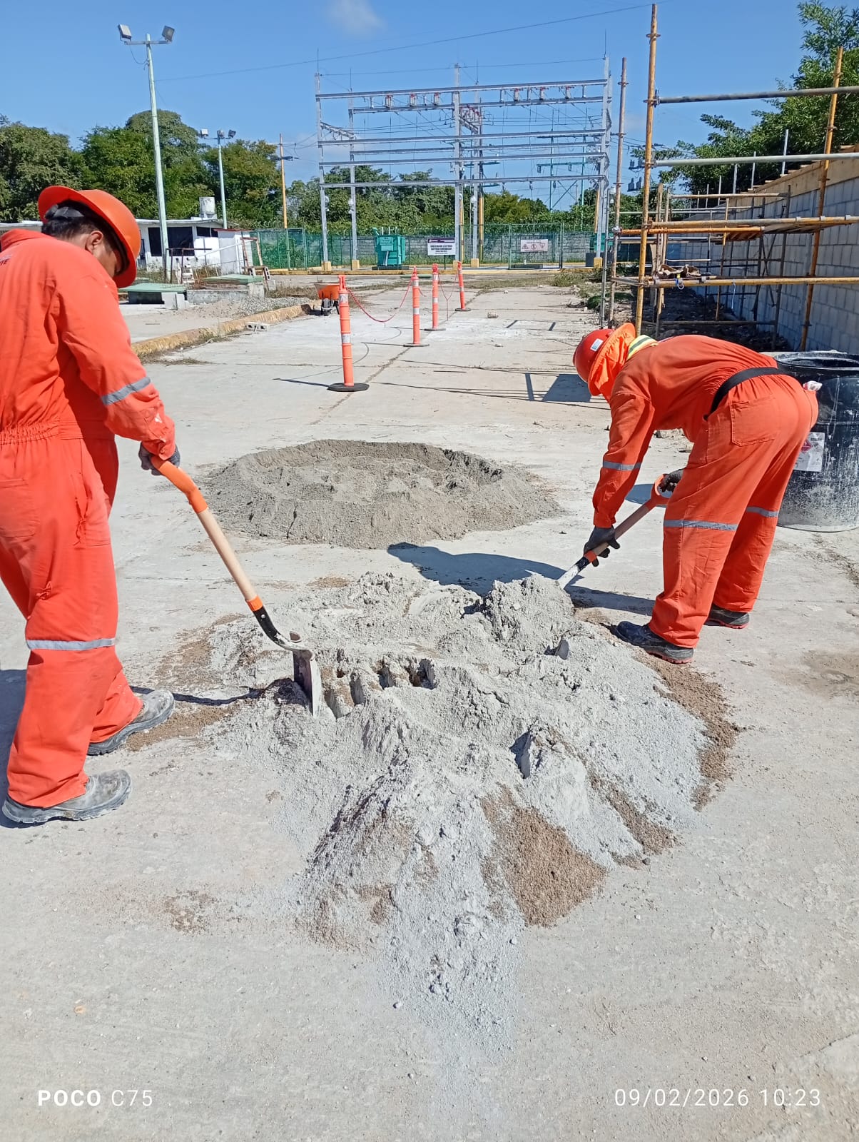 Colado de concreto en área industrial