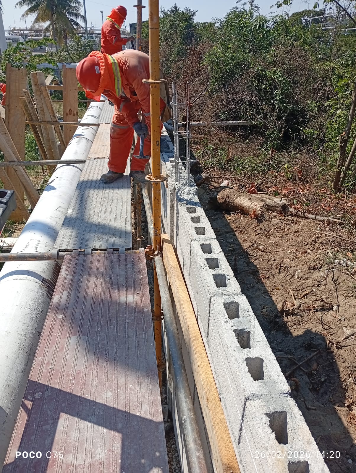 Acabado superior de barda con tubería