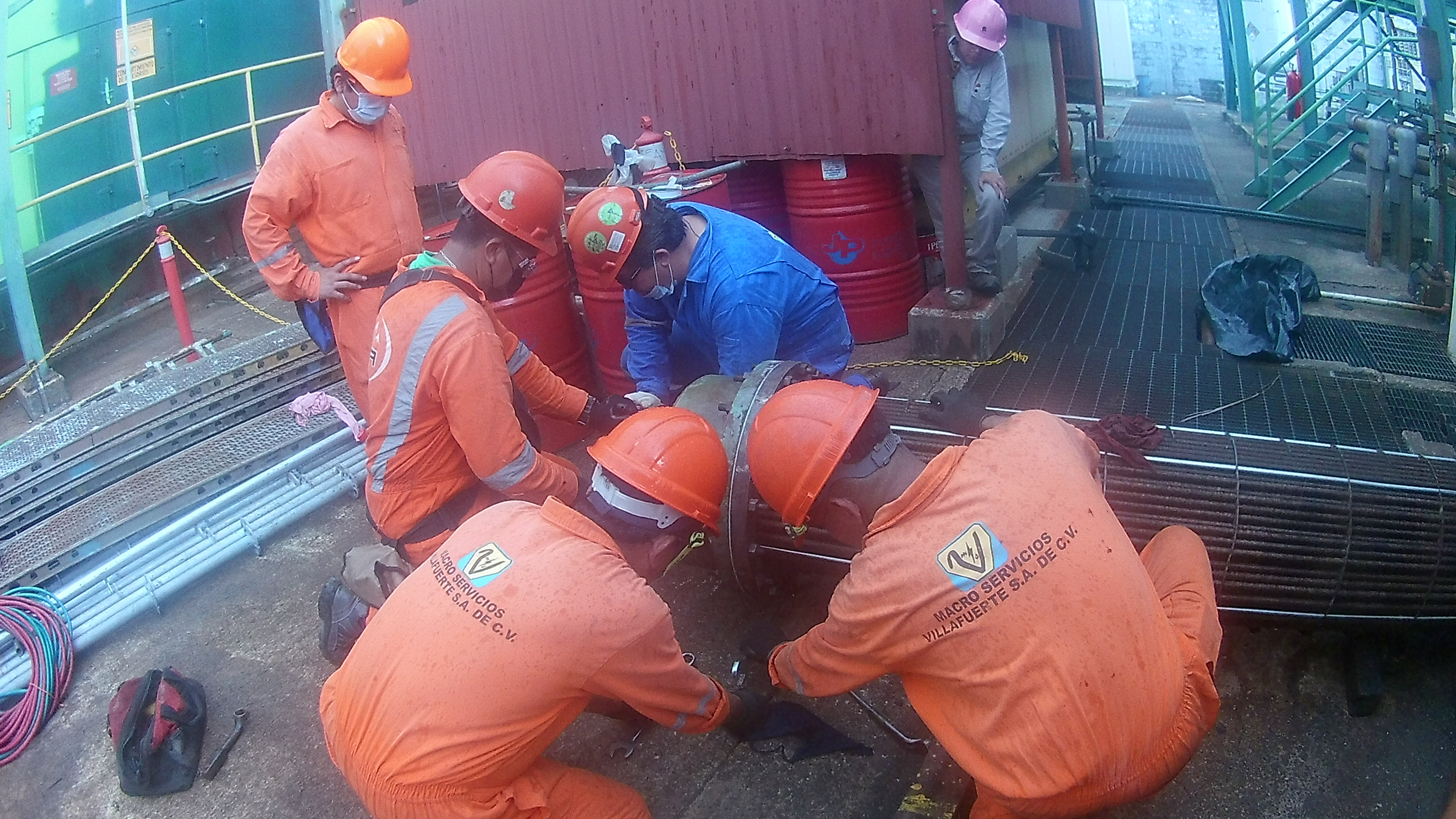 Cuadrilla Maservisa en internos del turbogenerador